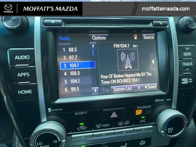 2014 Toyota Camry SE dans Autos et camions dans Barrie - Image 21