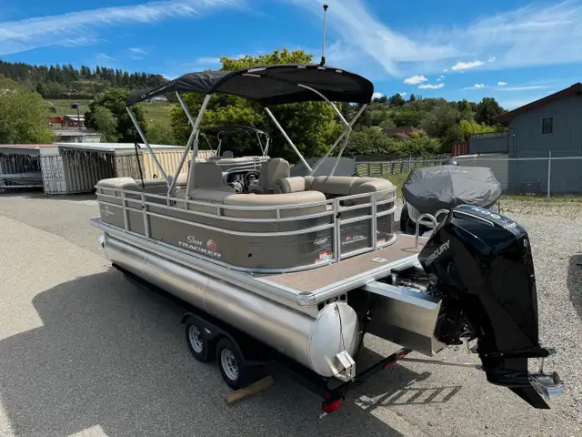 2024 Sun Tracker Party Barge 22 XP3 Tritoon, Mercury 150 L 4s-po in Powerboats & Motorboats in Calgary - Image 5
