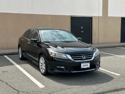 CLEAN TITLE / HEATED LEATHER SEATS FRONT AND REAR / BACKUP AND BLINDSPOT CAMERA / NAVIGATION / LANE...