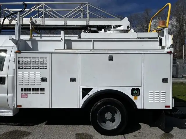 2008 ford F-550 Service Truck With Bucket 2WD Diesel in Heavy Trucks in Richmond - Image 26