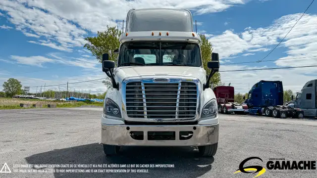 2017 FREIGHTLINER CASCADIA CA113DC DAY CAB in Heavy Trucks in Chilliwack - Image 3