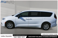 2024 Chrysler Pacifica Touring Experience the Chrysler Pacifica Touring with only 17217 km on the od... (image 4)