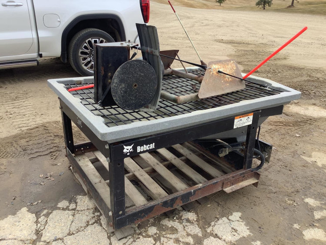 Bobcat Hopper Sander Spreader in Heavy Equipment in Grande Prairie - Image 2