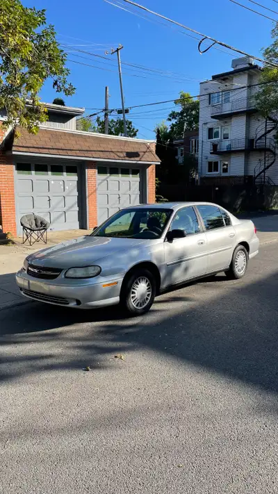 Parfait pour l’hiver. 2003 Chevrolet Malibu 91000Km très bonne état, coule ou brûle un peu d’antigel...