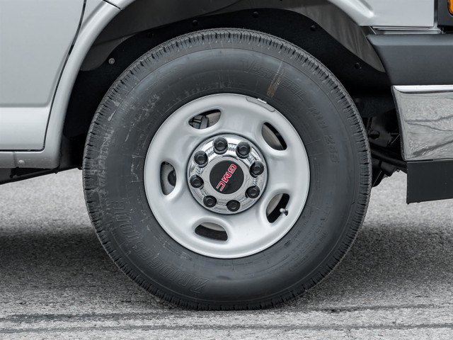 2025 GMC Savana Passenger LT Passenger Van in Cars & Trucks in Markham / York Region - Image 4