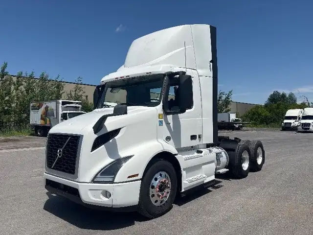 2020 Volvo VNR64300 in Heavy Trucks in Mississauga / Peel Region - Image 4