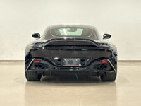 L'Aston Martin Vantage Coupe 2022 est une élégante et puissante voiture de sport à propulsion équipé... (image 6)