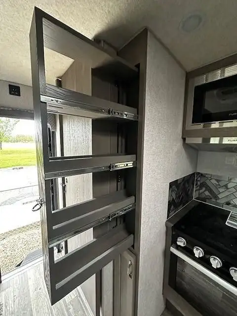 2026 ARCTIC FOX 811 in Travel Trailers & Campers in Edmonton - Image 6