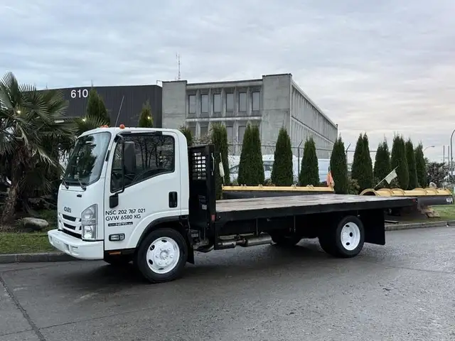 2018 isuzu NPR 16 Foot Flat Deck in Heavy Trucks in Richmond - Image 6