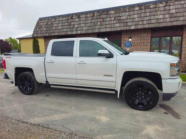 2018 Chevrolet Silverado 1500 4WD Crew Cab, High Country, 6.2L E in Cars & Trucks in Chatham-Kent - Image 3