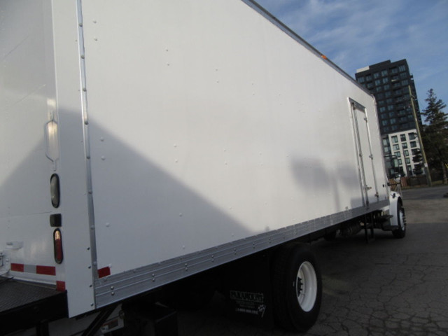  2018 Freightliner M2-106 DIESEL AUTO 26 FT BOX WITH RAMP & PWR  in Cars & Trucks in Markham / York Region - Image 3