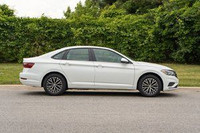 2021 Volkswagen Jetta Highline Comes with Heated seats, Apple carplay, Cruise control, Bluetooth, Am... (image 3)
