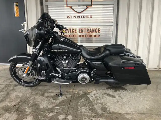2017 Harley-Davidson FLHXSE - CVO Street Glide in Sport Touring in Winnipeg - Image 3