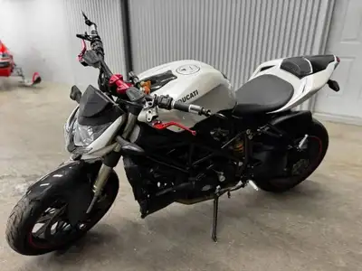 . 2010 DUCATI STREETFIGHTER S1098 DUCATI STREETFIGHTER S 1098 2010 34847KM C-1703 Véritable aubaine...