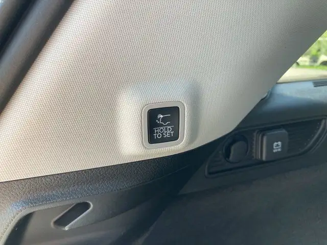 2023 Jeep Grand Cherokee Overland in Cars & Trucks in Hamilton - Image 21