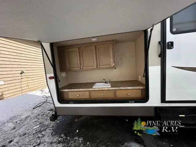 2015 Shasta RVs Revere 32DS in Travel Trailers & Campers in Truro - Image 37