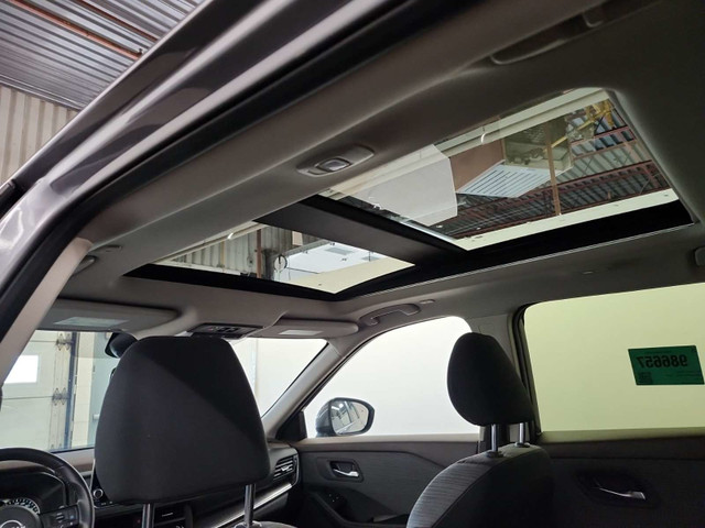 2023 Nissan Rogue SV Moonroof SV/AWD/PANO/9000KM/OFF 1 OWNER... in Cars & Trucks in Belleville - Image 3