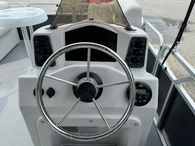 2017 17' LEGEND SPLASH PONTOON 30HP 4-STROKE in Powerboats & Motorboats in Peterborough - Image 5