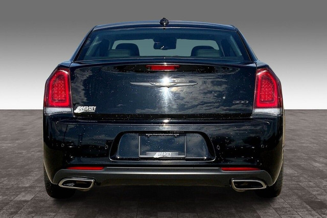 2022 Chrysler 300 TOURING in Cars & Trucks in Edmonton - Image 4
