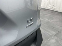 Voici le Toyota RAV4 LE AWD 2021, en finition argent éclatant?: le SUV qui fait tourner toutes les t... (image 9)