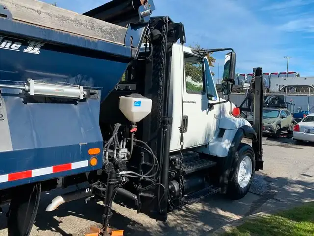 2007 international 7300 Dump Truck With Plow and Spreader Diesel in Heavy Trucks in Richmond - Image 21