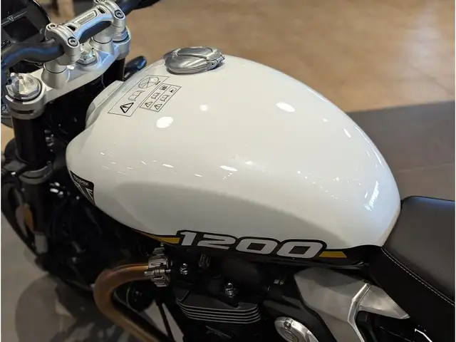 2025 Triumph Speed Twin 1200 // Crystal White/Sapphire Black in Dirt Bikes & Motocross in Winnipeg - Image 10