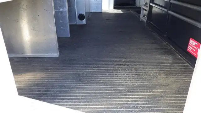 2015 ford Econoline E-450 Cube Van With Bucket in Heavy Trucks in Richmond - Image 19