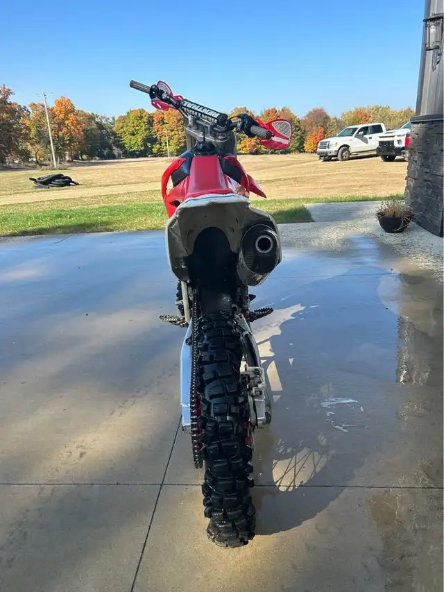 2011 HONDA CRF250R-RED! in Dirt Bikes & Motocross in Edmonton - Image 8