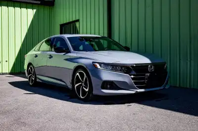 Sunroof, Premium Audio, Heated Steering Wheel, Heated Seats, Android Auto! 6 LOCATIONS KINGSTON - (6...