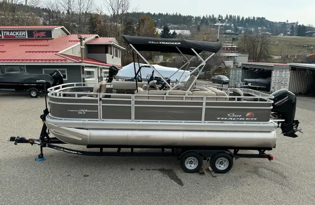 2025 Sun Tracker Fishin' Barge 20 DLX, pontoon boat in Powerboats & Motorboats in Vernon - Image 5