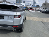 THIS VEHICLE COMES WITH AN ADDITIONAL SET OF WINTER TIRES AND RIMS! The 2019 Range Rover Evoque SE i... (image 8)