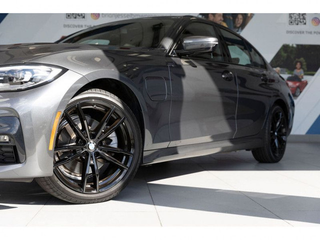 2021 BMW 3 Series 330e xDrive Plug-In Hybrid in Cars & Trucks in Vancouver - Image 2
