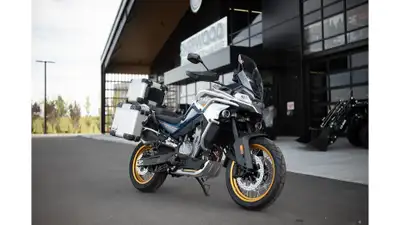 Engine Engine Type Bicylindre paralèle refroidi par liquide, EFI, 8 soupapes, DATC Displacement 799...