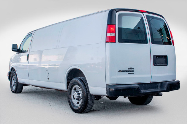 2014 Chevrolet Express Cargo Van 4.8L * AIR CONDITIONNÉ * ALLONG in Cars & Trucks in City of Montréal - Image 4
