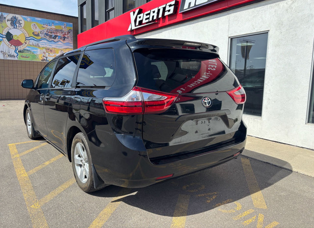 2017 Toyota Sienna 7-Pass FWD in Cars & Trucks in Calgary - Image 4