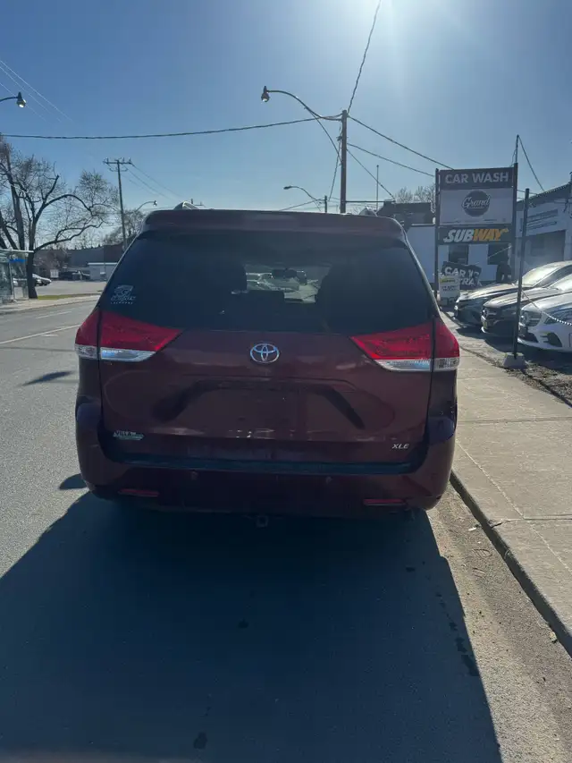 2011 Toyota Sienna XLE w/ SAFETY | SUNROOF | LEATHER SEATS62863210647425124