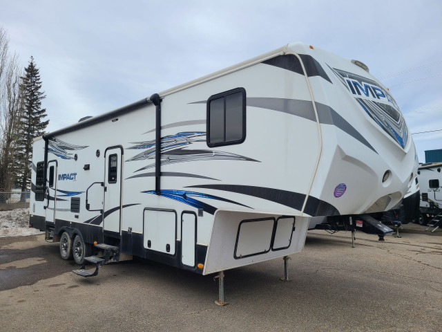 2014 Impact 311 toy hauler fifth wheel in Travel Trailers & Campers in Edmonton