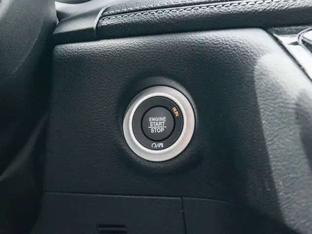 2025 Chrysler Pacifica Select in Cars & Trucks in Barrie - Image 30
