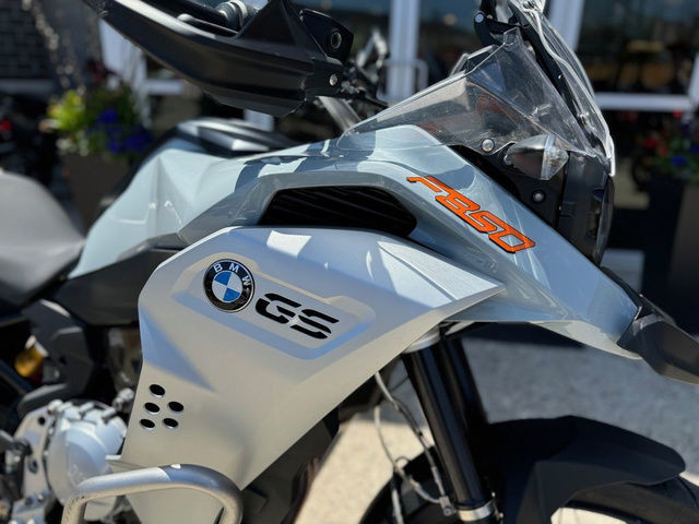 2020 BMW F 850 GS Adventure Ice Grey in Street, Cruisers & Choppers in London - Image 3