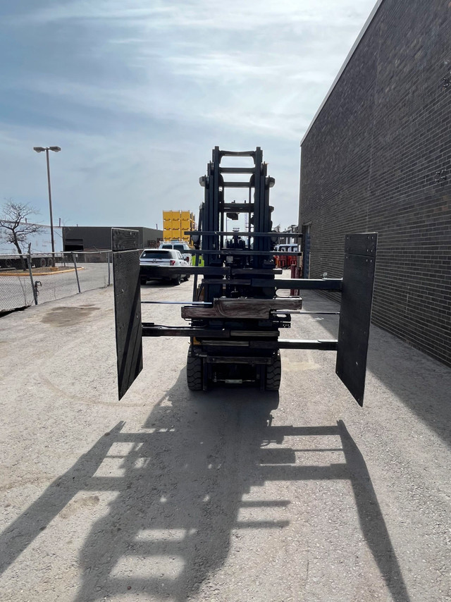 2017 Caterpillar 4000LBS CAP ELECTRIC FORKLIFT with Carton Clamp in Heavy Equipment in Mississauga / Peel Region