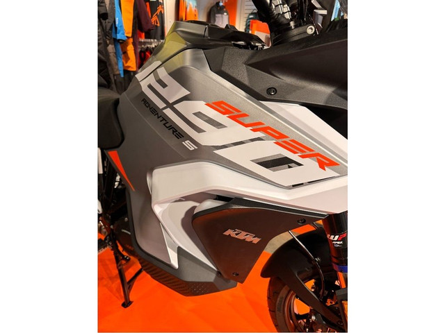  2024 KTM 1290 Super Adventure S Taux 0.99% 36 Mois, 3.99% 60 Mo in Touring in Sherbrooke - Image 2