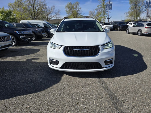 2022 Chrysler Pacifica TOURING L AWD | DUAL POWER DOORS | HEATED in Cars & Trucks in Calgary - Image 2