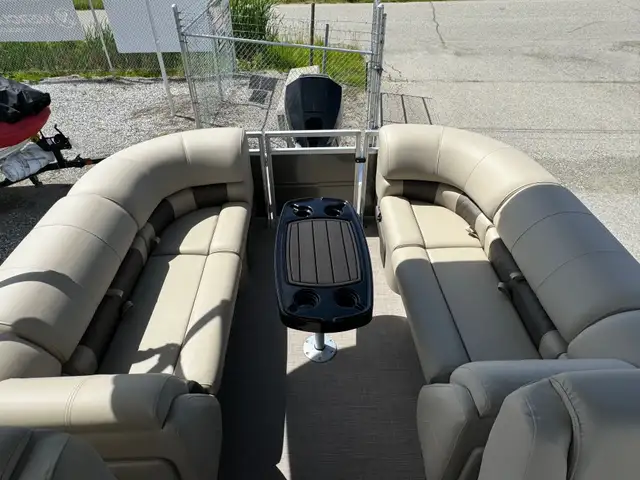 2024 Sun Tracker Party Barge 22 XP3 Tritoon, Mercury 150 L 4s-po in Powerboats & Motorboats in Calgary - Image 12
