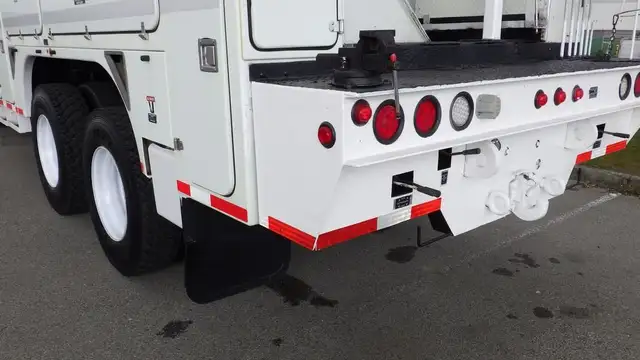 2008 international 7500 Tandem Bucket Truck Diesel Air Brakes in Heavy Trucks in Richmond - Image 12
