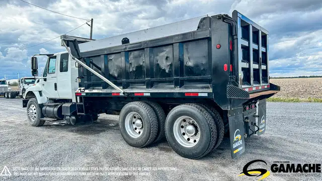 2004 INTERNATIONAL 7400 TANDEM AXLE DUMP TRUCK in Heavy Trucks in Chilliwack - Image 6