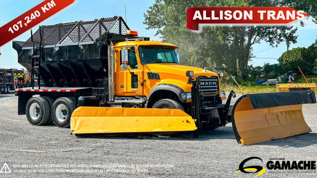 2014 MACK GRANITE GU813 SNOW PLOW / PLOW TRUCK / SANDER TRUCK in Heavy Trucks in Oshawa / Durham Region - Image 2