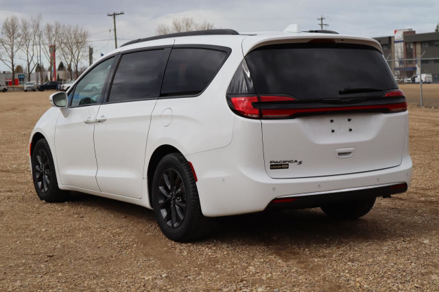  2022 Chrysler Pacifica Touring L in Cars & Trucks in Edmonton - Image 3