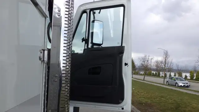 2008 international 7500 Tandem Bucket Truck Diesel Air Brakes in Heavy Trucks in Richmond - Image 35