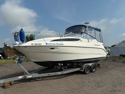 2004 Bayliner 2655 Ciera The 2655 Bayliner is a beamy 9'5" wide boat which gives it a large roomy in...