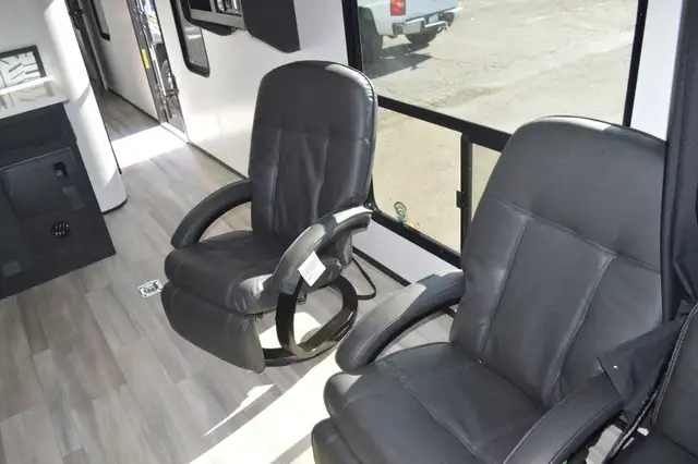 TOY HAULER CLEARANCE -STYKER 3414 W/REAR PATIO DECK UNDER COST in RVs & Motorhomes in London - Image 5